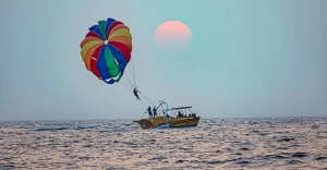 Parasailing in oman , One of the pastimes of Omani people
